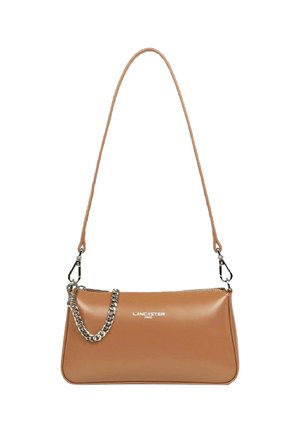 Borsa a spalla sintetica tan con design elegante, accentuata da una catena argento e logo impresso. Caratterizzata da una silhouette slanciata e tracolla rimovibile.