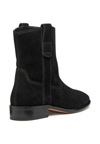 Bota de ante negra hasta la mitad de la pantorrilla con lengüeta, detalles de costura, punta redondeada y tacón bajo apilado sobre fondo blanco.