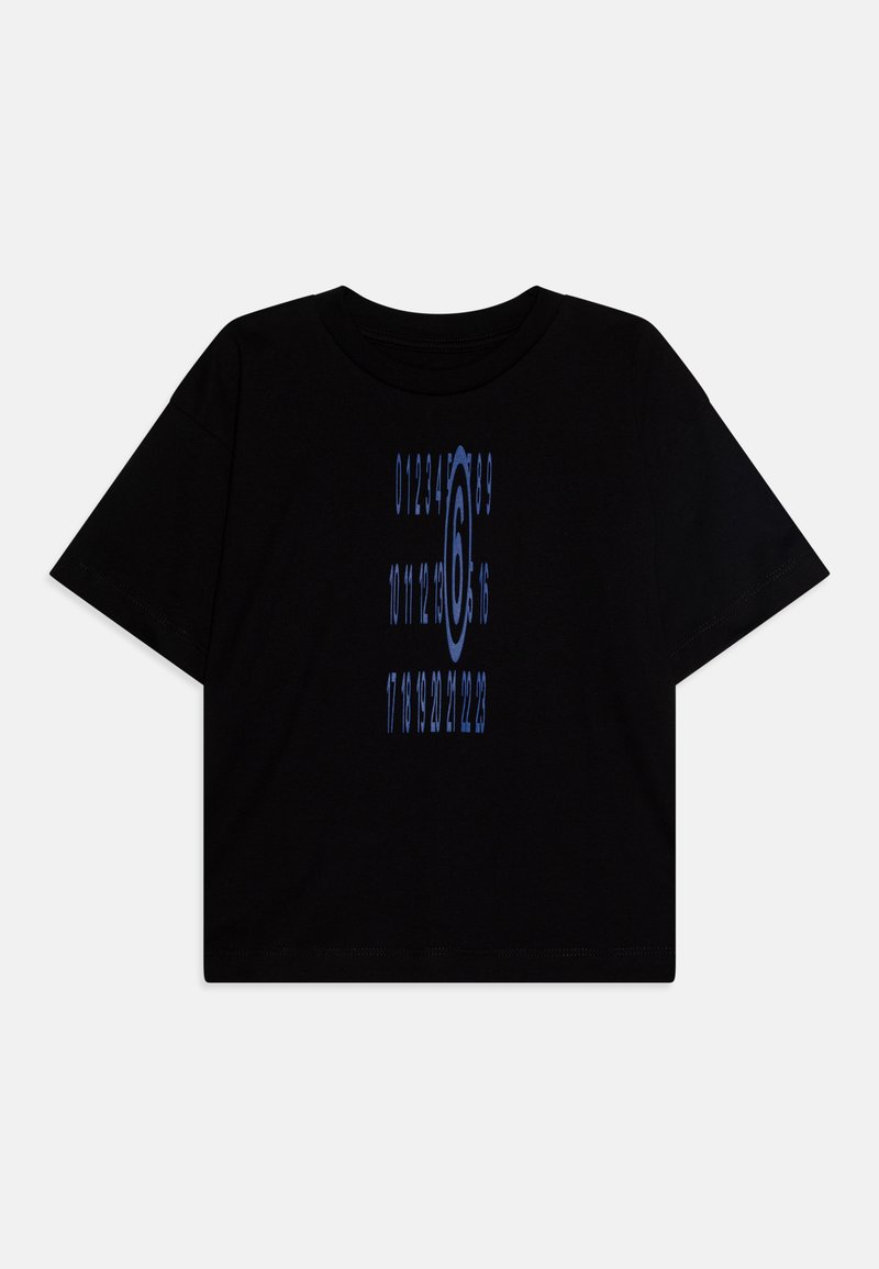 Μαύρο κοντομάνικο μπλουζάκι με γραφικό σχέδιο αριθμών σε μπλε, με ένα κεντρικό μεγάλο "6" και κυκλικό ακσέντο. Μαλακή υφή.