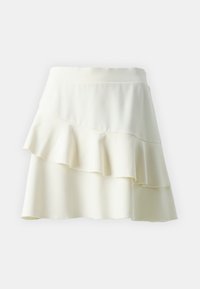 Gonna bianca a balze realizzata in tessuto morbido, caratterizzata da strati di frill, una vita elastica e un design fluido e asimmetrico.