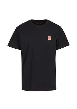 Tricou negru din bumbac, cu guler la baza gâtului, mâneci scurte și un mic logo brodat roșu și alb pe partea stângă a pieptului.