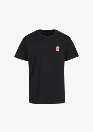 Must mustaga, ümar kaelus, lühikeste varrukatega ja väike punane ja valge tikkfooliga logo vasakul rinnal.