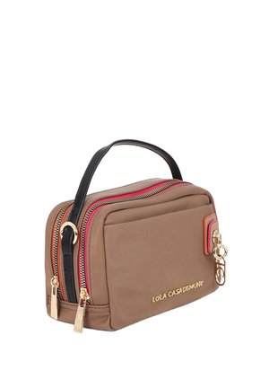 Bolso rectangular marrón con asa negra, dos cremalleras doradas con detalles en rosa y naranja, y logo dorado "Lola Casademunt".
