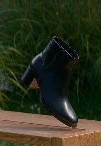 Избран, black