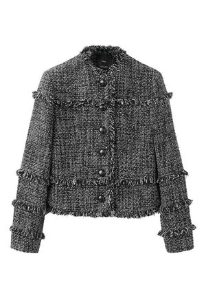 Giacca in tweed bianco e nero con rifinitura in frange, scollo rotondo, maniche lunghe e chiusura con bottoni neri sul davanti.
