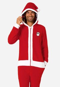 Rode fleece onesie met witte accenten die lijken op een kerstmannenkostuum, voorzien van een capuchon met een pompon, een voorrits en een feestelijk binnenpatroon.