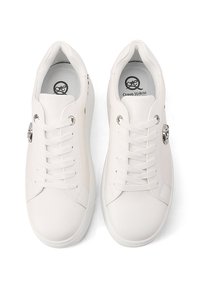 Sneakers bianchi con tomaia in pelle liscia, punta rotonda, lacci piatti e dettagli metallici. Presentano un interno morbido e una soletta con logo.