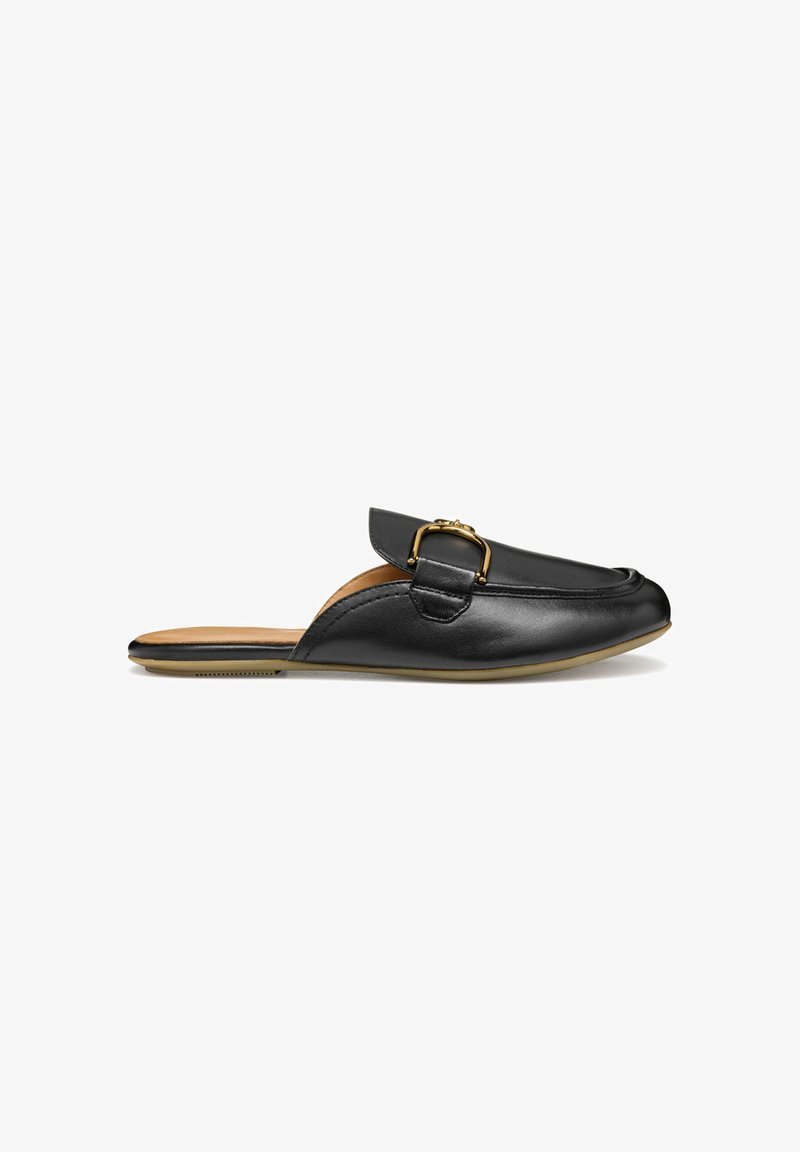 Mules en cuir noir, à enfiler, ornés d'une boucle dorée, à bout rond, semelle plate et texture lisse ; design décontracté avec une couleur intérieure contrastante.