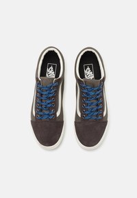 Pruun nubukist sneakerid siniste paeltega, valge külgribaga ja kummist tallaga. Omab pehmendatud kaela ja logo sisetallal.