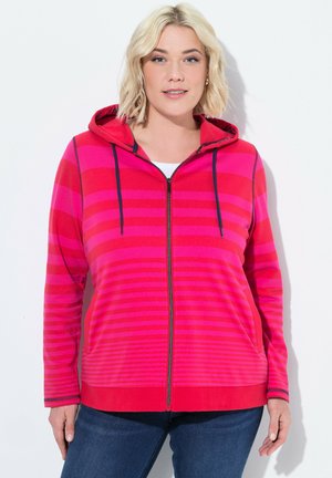 Fleece vetoketjuhuppari eri sävyissä vaaleanpunaista, vaakasuorilla raidoilla, nyörivetoketjuhupulla ja etutaskuilla. Teksturoitu kangas ja ribbaus helmassa.
