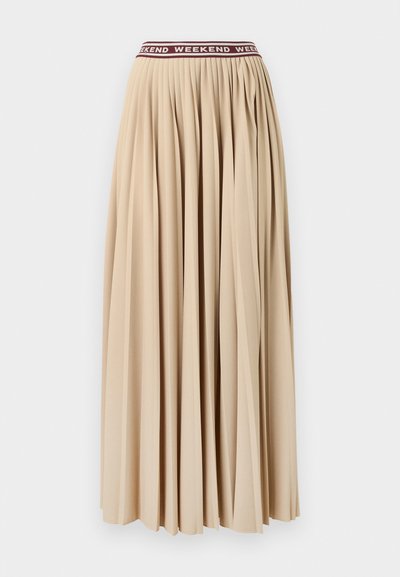 Plisse maxi skjørt i myk beige stoff, med et maroon elastisk midjebånd der ordet "WEEKEND" gjentas. Ingen synlige lukking.