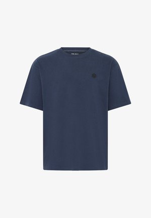 Mørkeblå t-skjorte laget av bomull, med rund hals og korte ermer. Liten svart logo på brystet. Glatt tekstur.