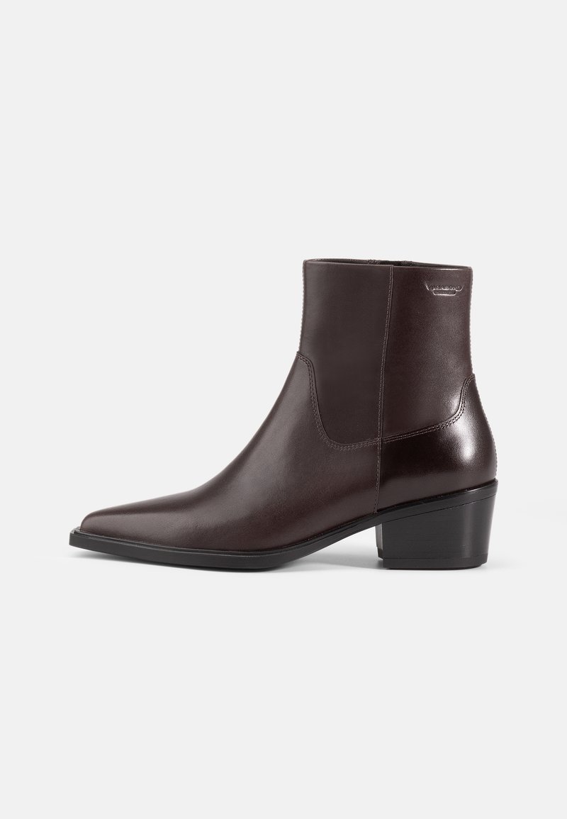 Bottine en cuir marron foncé avec bout pointu et talon bloc, fermeture éclair latérale et finition lisse.