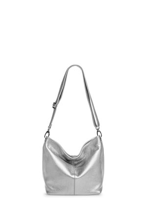 Silberne Leder-Schultertasche mit weicher, strukturierter Oberfläche, abgerundetem oberen Teil und verstellbarem Tragegurt. Keine sichtbaren Hardware-Details.