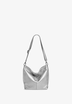 Silberne Leder-Schultertasche mit weicher, strukturierter Oberfläche, abgerundetem oberen Teil und verstellbarem Tragegurt. Keine sichtbaren Hardware-Details.