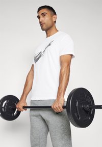 Nike Performance TEE GYM KIT - T-skjorte til trening - white