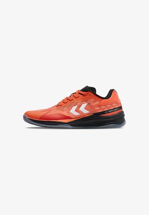 Oranje sportschoenen met een bovenwerk van mesh, zwarte accenten en een wit logo. Beschikt over een gestructureerde zool en een ronde neus voor verbeterde grip en ondersteuning.
