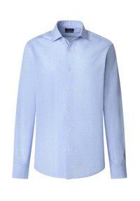 Camisa de manga larga azul claro hecha de una tela suave con cierre de botones en el frente, cuello clásico y puños de un solo botón. No presenta patrones.