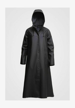 Svart vattentät lång kappa gjord av slätt syntetiskt material. Har en huva, tryckknappar och två sidofickor.