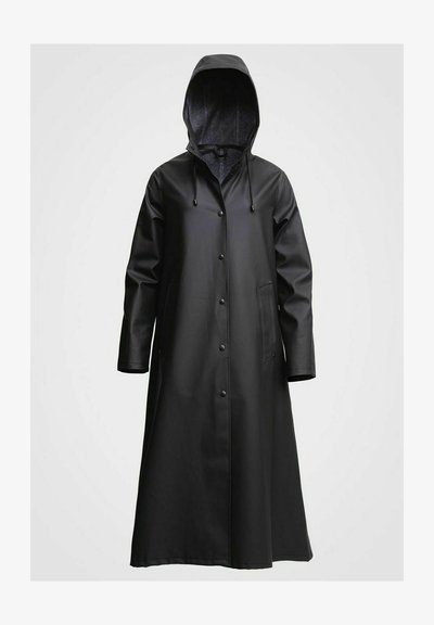 Zwarte waterdichte lange jas van soepel synthetisch materiaal. Heeft een capuchon, drukknoopsluitingen en twee zijzakken.