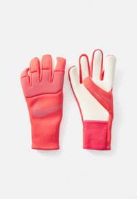 Gants de gardien de but rouges avec tissu texturé, paume en latex blanc et ouvertures pour les doigts. Présente un logo Nike argenté et des poignets élastiques ajustés.