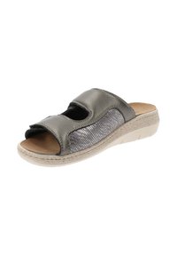 Sandal in pelle grigia con striscia perforata, soletta ammortizzata e suola leggera testurizzata. Due cinturini regolabili per una vestibilità sicura.