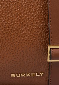 Burkely KEEN KEIRA - Umhängetasche - cognac