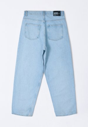 Jeans in denim azzurro chiaro con vestibilità rilassata, dotati di due tasche posteriori e un'etichetta visibile sulla vita. Tessuto liscio, design a gamba dritta.