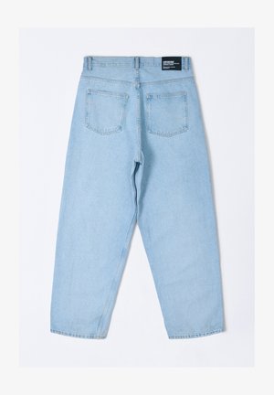 Jeans in denim azzurro chiaro con vestibilità rilassata, dotati di due tasche posteriori e un'etichetta visibile sulla vita. Tessuto liscio, design a gamba dritta.