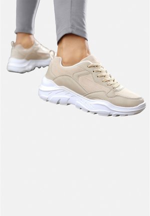 Beżowe sneakersy o gładkiej fakturze, z sznurówkami, z miękką białą podeszwą i wzorzystą podeszwą zewnętrzną zapewniającą przyczepność.