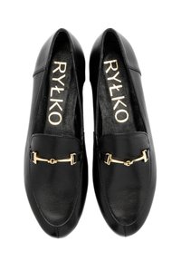 Zwarte leren loafers met een gouden hardware accent en een soepele textuur, met een ronde neus en een merk-inlegzool.
