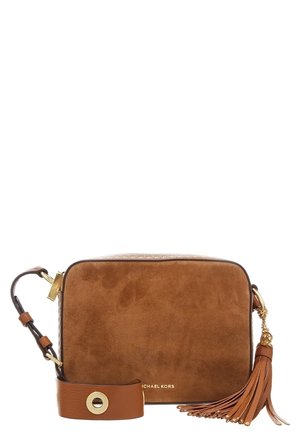 Brązowa skórzana i zamszowa torba na ramię z szerokim paskiem, złotym okuciem, ozdobą z frędzlami i logo Michael Kors z przodu.