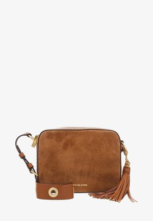 Brązowa skórzana i zamszowa torba na ramię z szerokim paskiem, złotym okuciem, ozdobą z frędzlami i logo Michael Kors z przodu.