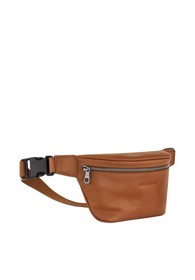 Braune Leder-Gürteltasche mit Reißverschluss, verstellbarem Tragegurt und geprägtlogo. Weiche Textur mit minimalistischem Design.