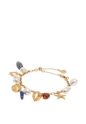 Bransoletka z łańcuszkiem ze złota z zawieszkami: perła, rozgwiazda, muszla, bursztyn, niebieski kamień i słońce na białym tle.