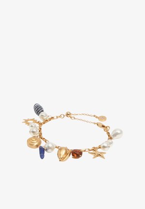 Bransoletka z łańcuszkiem ze złota z zawieszkami: perła, rozgwiazda, muszla, bursztyn, niebieski kamień i słońce na białym tle.