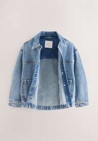 Lichtblauwe spijkerjas met kraag, knoopsluiting en twee voorzakken, plat gelegd op een neutrale achtergrond.