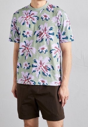 Grünes T-Shirt mit kurzen Ärmeln und floralem Muster in Pink, Blau und Maroon. Hergestellt aus einem weichen Stoff mit rundem Halsausschnitt und normaler Passform.