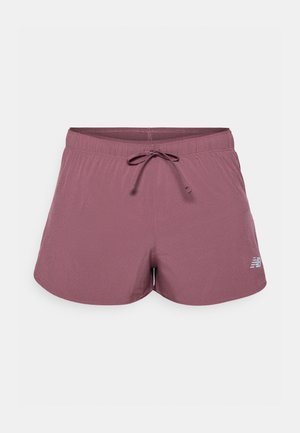Mauve Sportshorts aus perforiertem Material, mit elastischem Bund, Kordelzug und einem kleinen reflektierenden Logo am linken Saum.