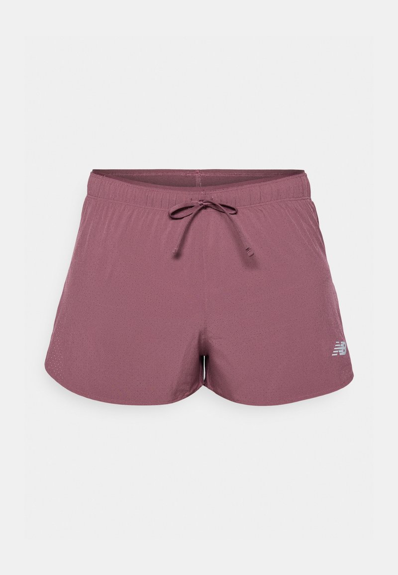 Shorts deportivos color malva con tejido perforado, cinturilla elástica, cordón ajustable y un pequeño logo reflectante en el dobladillo izquierdo.