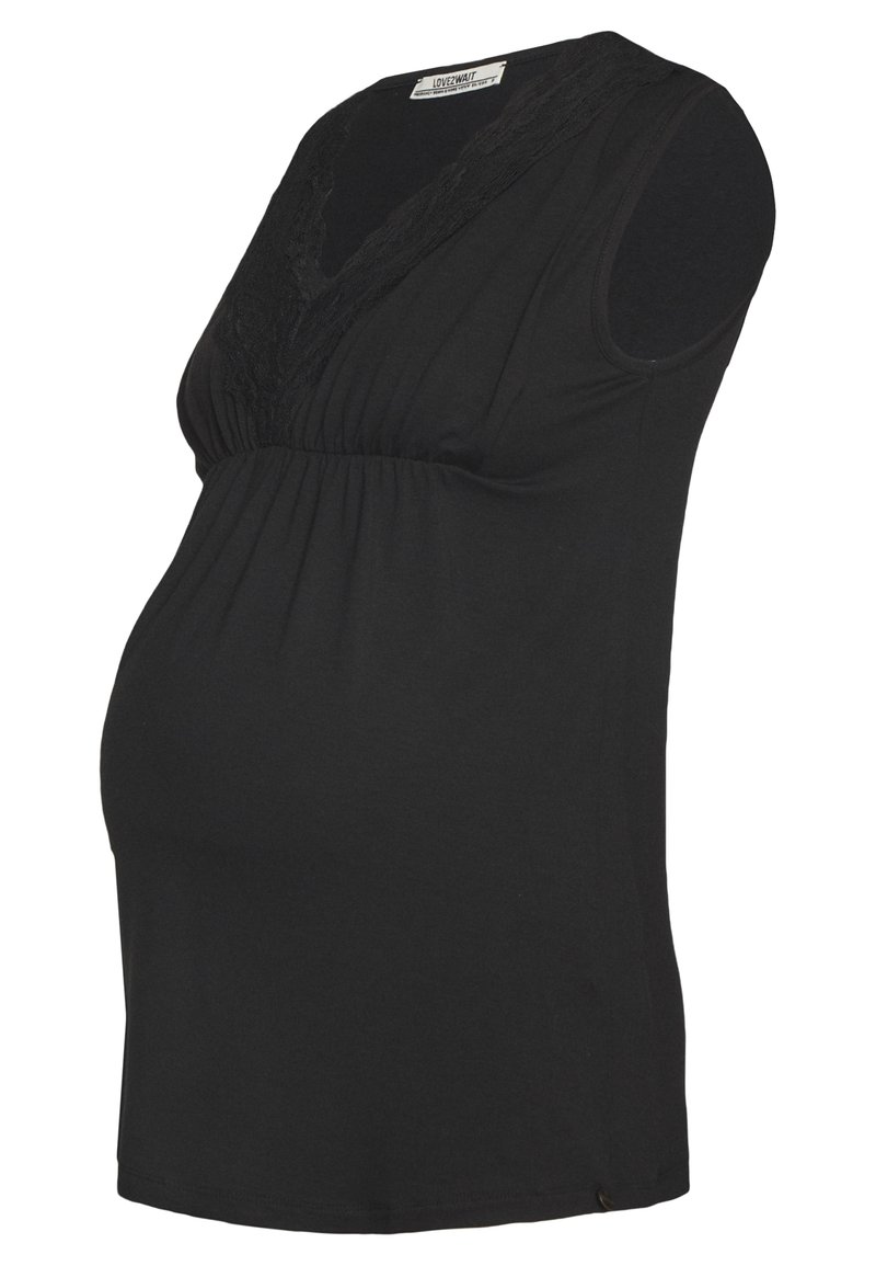 Top de maternidade preto com decote em V, detalhes em renda, tecido franzido na cintura e design sem mangas. Material macio e elástico.
