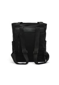 Svart tygsryggsäck med dubbla axelremmar, dragkedjeförsedd bakficka, slät matta yta och minimalistisk design; har justerbara remmar.