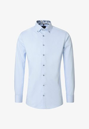 Lyseblå herreskjorte med knapper, lange ærmer og mønstret detalje på den indvendige krave, vist mod en hvid baggrund.