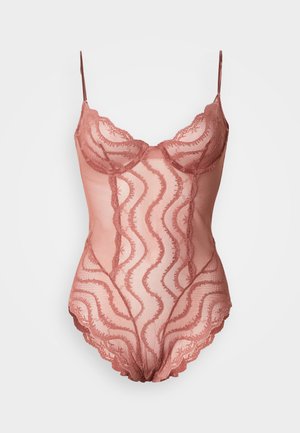 Spetsbody i mjuk rosafärg med vågmönster, justerbara band och scalloped kanter. Transparent material med intrikata detaljer.