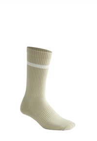 Beige gebreide sok met ribbeltextuur, voorzien van een witte streep nabij de boord. Middenkalf lengte met verstevigde hiel en teen. Zacht materiaal.