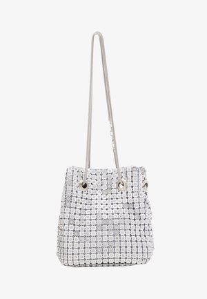 Borsa a secchiello in paillettes argentate con superficie texturizzata, dotata di occhielli metallici e una doppia maniglia a corda. Base di forma quadrata.