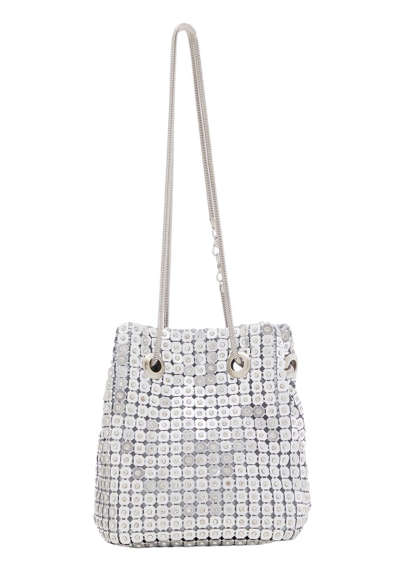Borsa a secchiello in paillettes argentate con superficie texturizzata, dotata di occhielli metallici e una doppia maniglia a corda. Base di forma quadrata.