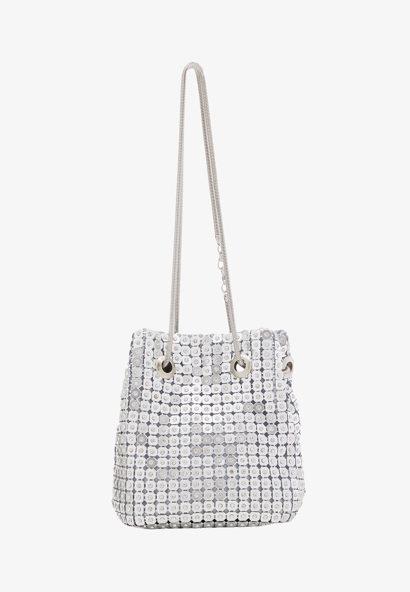 Srebrna torebka typu bucket wyszywana cekinami, z teksturowaną powierzchnią, z metalowymi oczkami i podwójnym sznurkiem jako uchwytem. Kwadratowa u podstawy.