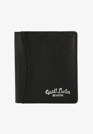 Sort læderpung med tekstureret overflade, buet design, sølvlogo og syningsdetaljer, kompakt og funktionel i formen.