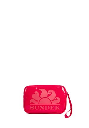 Bustina rettangolare rossa lucida con cinturino da polso, con sole stilizzato e scritta "SUNDEK" sul davanti.